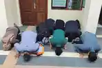 zana-korban-penipuan-investasi-perikanan-di-pati-sujud-syukur.jpg