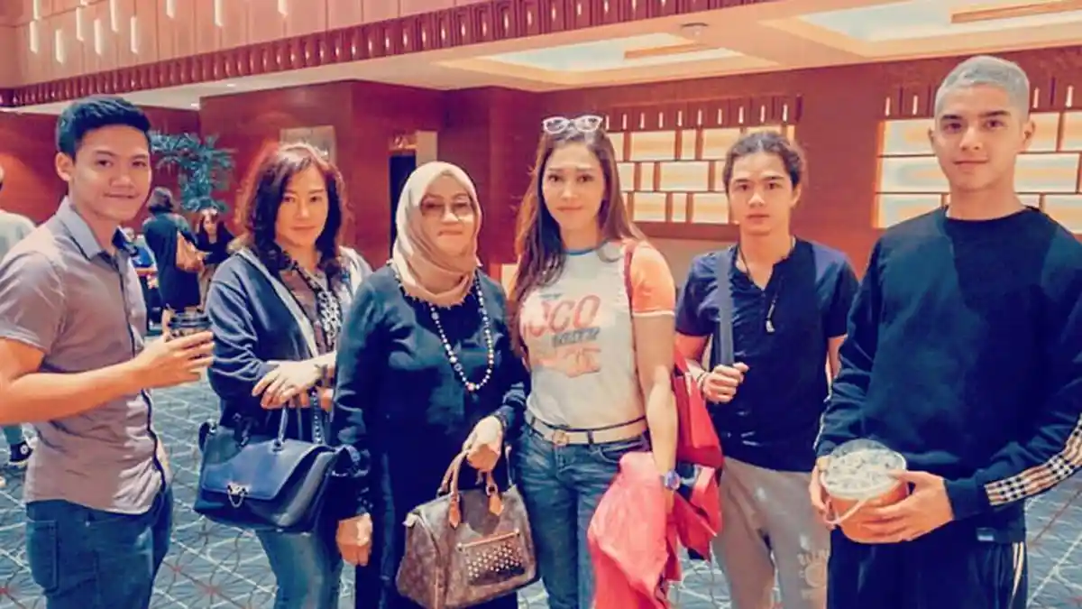Berusia Hampir Setengah Abad, Wajah Pinky Evianty Kakak Maia Estianty Berhasil Curi Perhatian