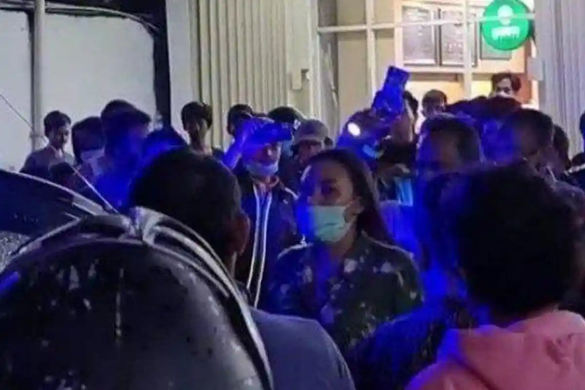 TERKUAK Duduk Perkara Suami Istri Ditelanjangi di Depan ATM di Tangsel, Sampai Nyaris Dibakar Warga