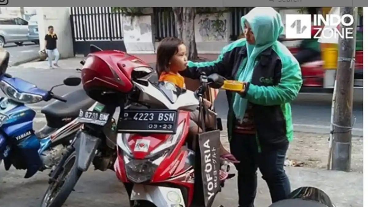 Single Parent dan Tangguh, Driver Ojol Wanita ini Sempatkan Suapi Anaknya Makan Sebelum Terima Order