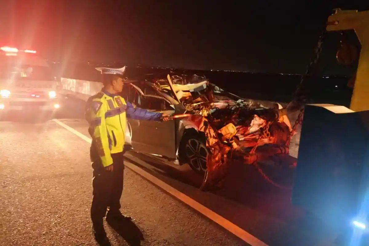 KRONOLOGI 3 Orang Tewas Imbas Mobil HRV Tabrak Belakang Truk Tronton Bermuat Semen di Tol KLB Gresik