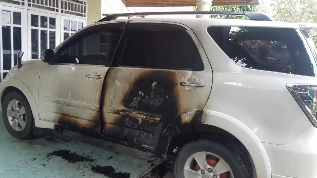 Toyota Rush ASN Sarolangun Terbakar di Depan Rumah, Api Diduga Menyala dari Bantal Bawah Mobil