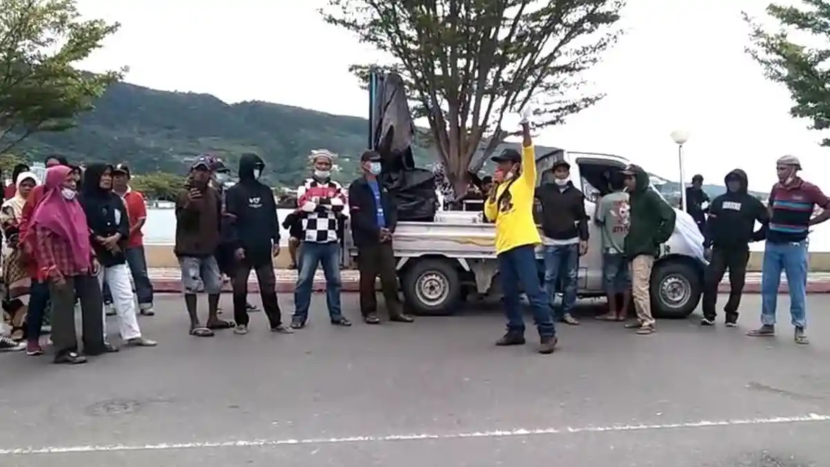 Warga Masama Demo di Kantor DPRD Banggai, Tuntut Cabut Izin PT Empros