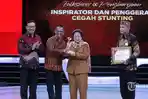 Presiden-Kelima-RI-Megawati-Soekarnoputri-menerima-penghargaan-dari-CEO-Tribun-Network-Dahlan-Dahi.jpg