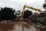 Puluhan Ribu Kubik Sampah Tersangkut di Jembatan Kampung Melayu