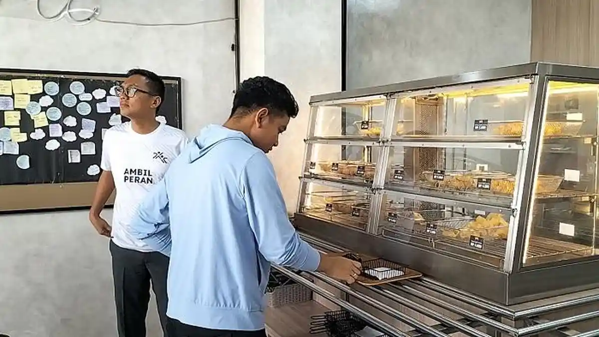 Datang ke Depok, Cawapres Gibran Rakabuming Raka Santap Bakso bareng YouTubers Tanboy Kun