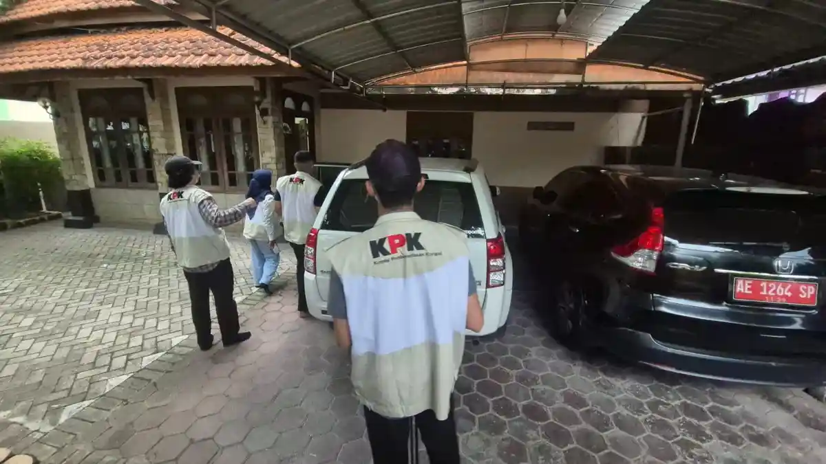 7 Hari KPK Masih di Ponorogo, Kini Geledah Rumah Dinas Sekda Agus Pramono