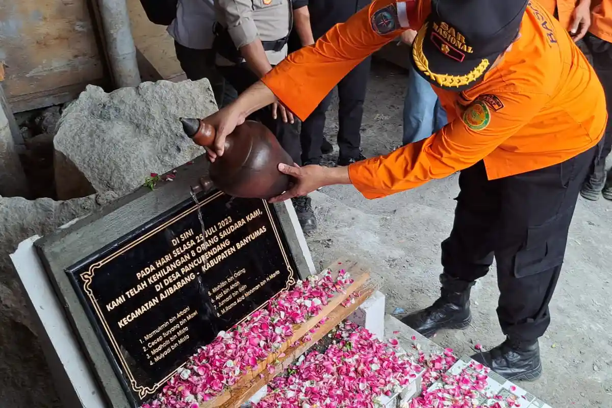 Pecah Tangis Keluarga Saat SAR Resmi Setop Evakuasi 8 Penambang Emas di Banyumas