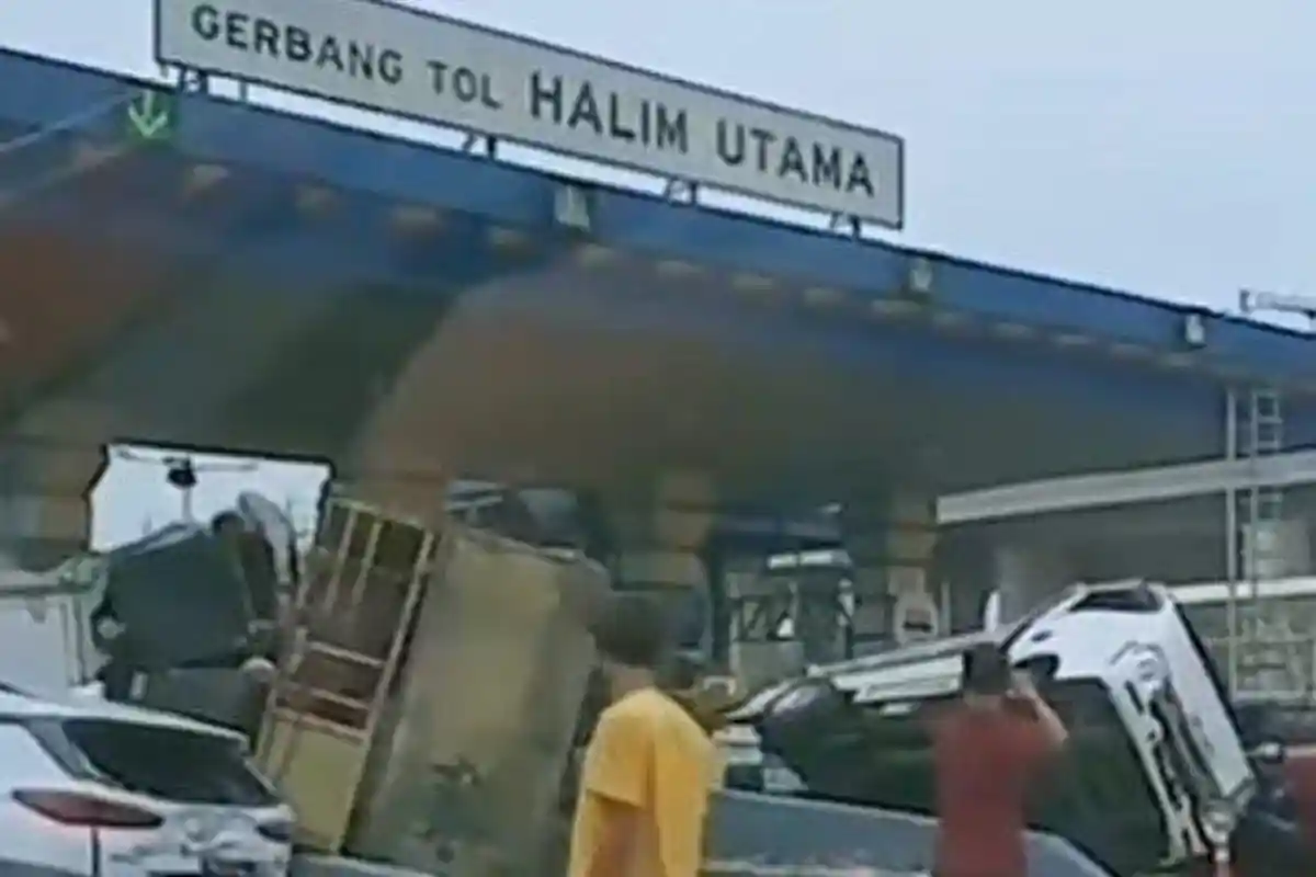 Kecelakaan Beruntun 5 Kendaraan di Gerbang Tol Halim Utama, Hati-hati! Petugas Terapkan Contraflow