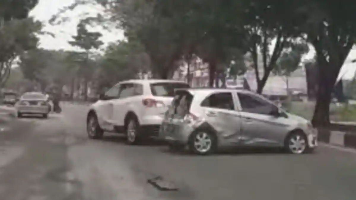 VIRAL Video Mobil Mazda Sengaja Tabrak Honda Brio, Sopirnya Melarikan Diri, Ini Kata Polisi