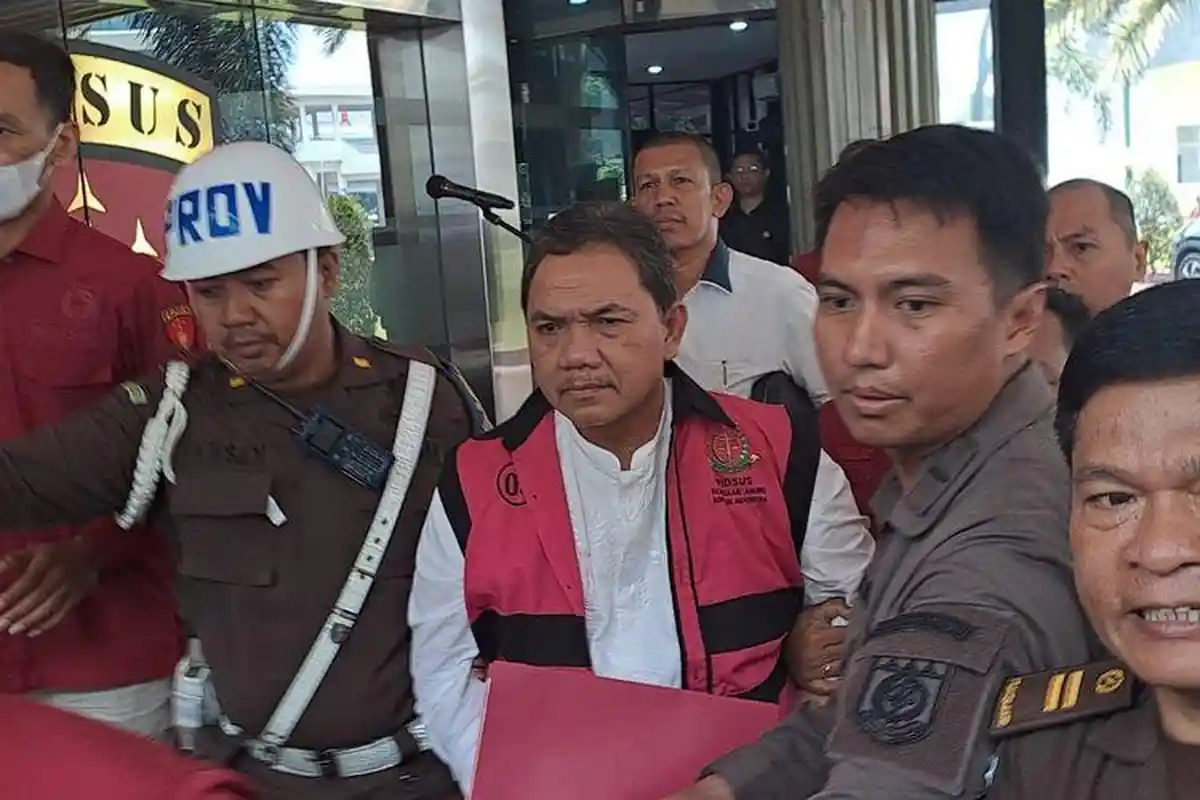 Achsanul Qosasi Merengut hingga Berkerut saat Ditahan, Diduga Terima Rp 40 M dalam Kasus Korupsi BTS