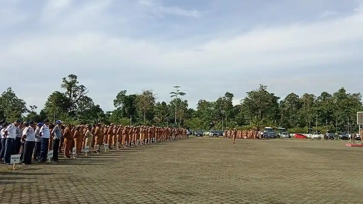Wabup Mimika Tekankan Disiplin ASN, Soroti Kerapian Berpakaian