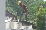 Pekerja-proyek-tak-menggunakan-tali-pengaman-saat-mengerjakan-proyek.jpg