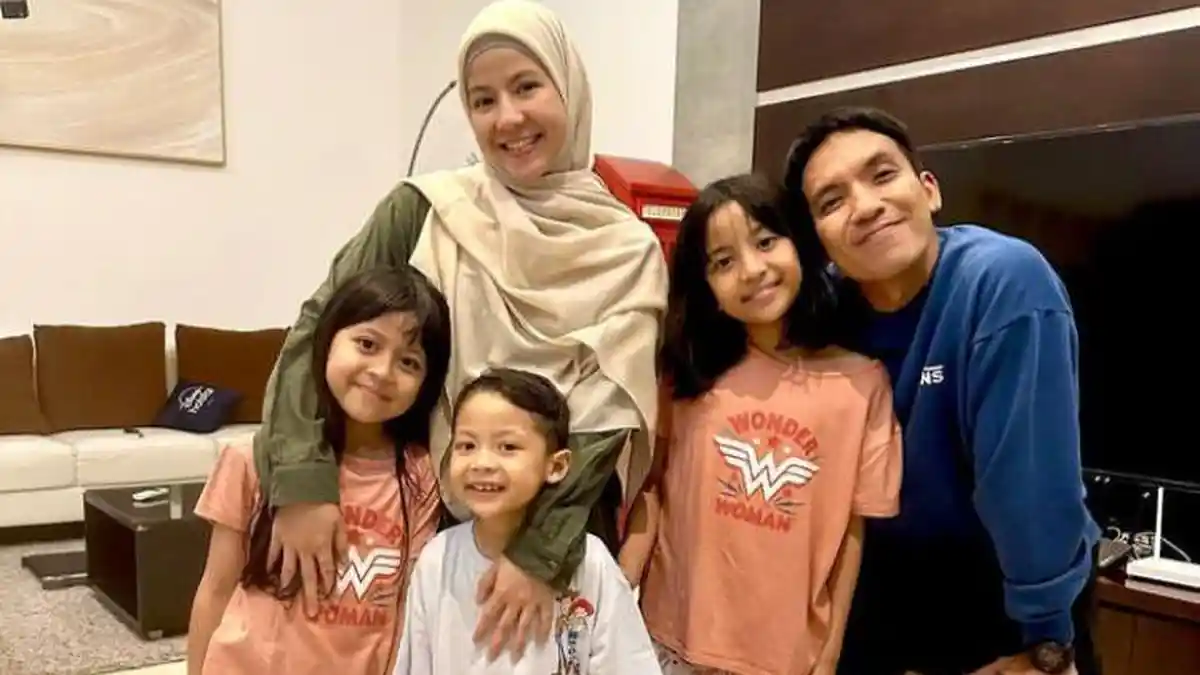Desta Rayakan Ulang Tahun Anak Bungsunya Bareng Natasha Rizky, Warganet Ramai Doakan Rujuk