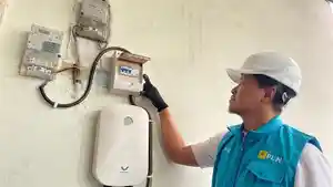 20250210-ILUSTRASI-Petugas-PLN-melakukan-pengecekan-kWh-meter.jpg