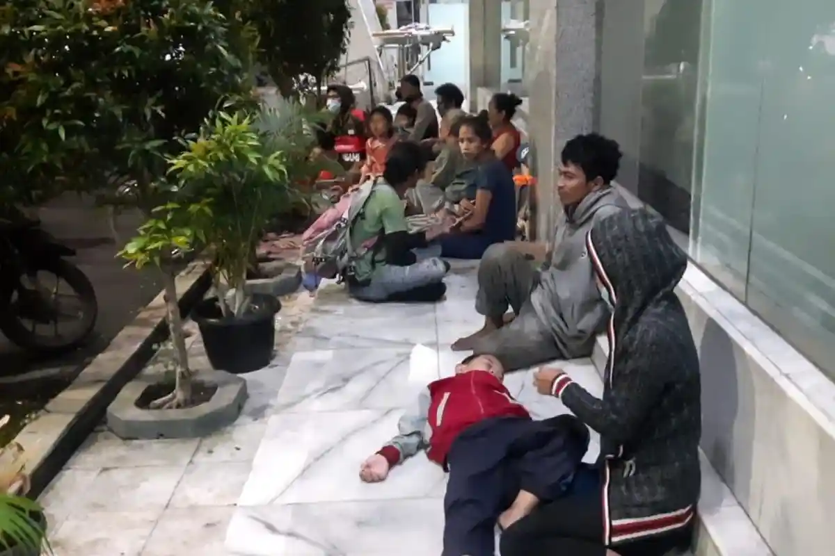 Lansia dan Anak-anak Korban Kebakaran Pertamina Plumpang Ngemper di Lantai RS Mulyasari