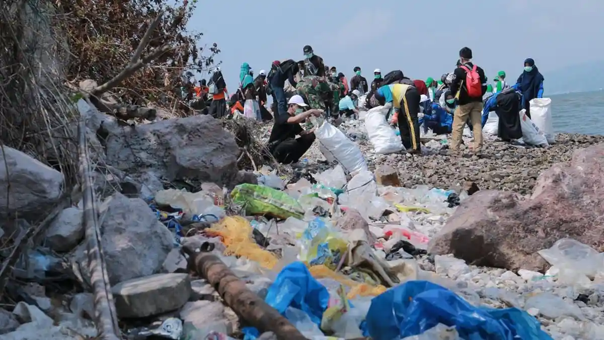 Aksi World Cleanup Day 2019, Relawan di Bandar Lampung Bersih-bersih Sampah Pantai Gunung Kunyit
