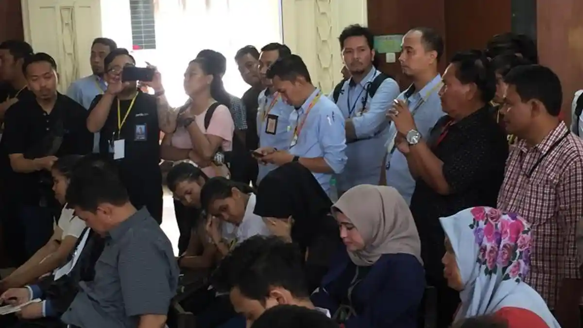 Istri Zul Zivilia Terus Tundukkan Kepala Jelang Sidang Vonis Sang Suami
