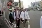 Jokowi Didampingi Habib Lutfi Menyusuri Pasar Tanah Abang