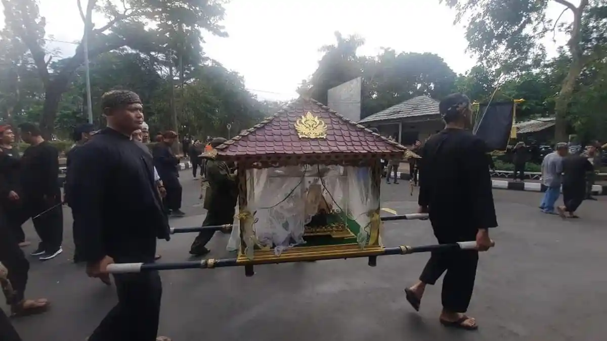 Ribuan Warga Kabupaten Bogor Sambut Kirab Mahkota Binokasih di Cibinong