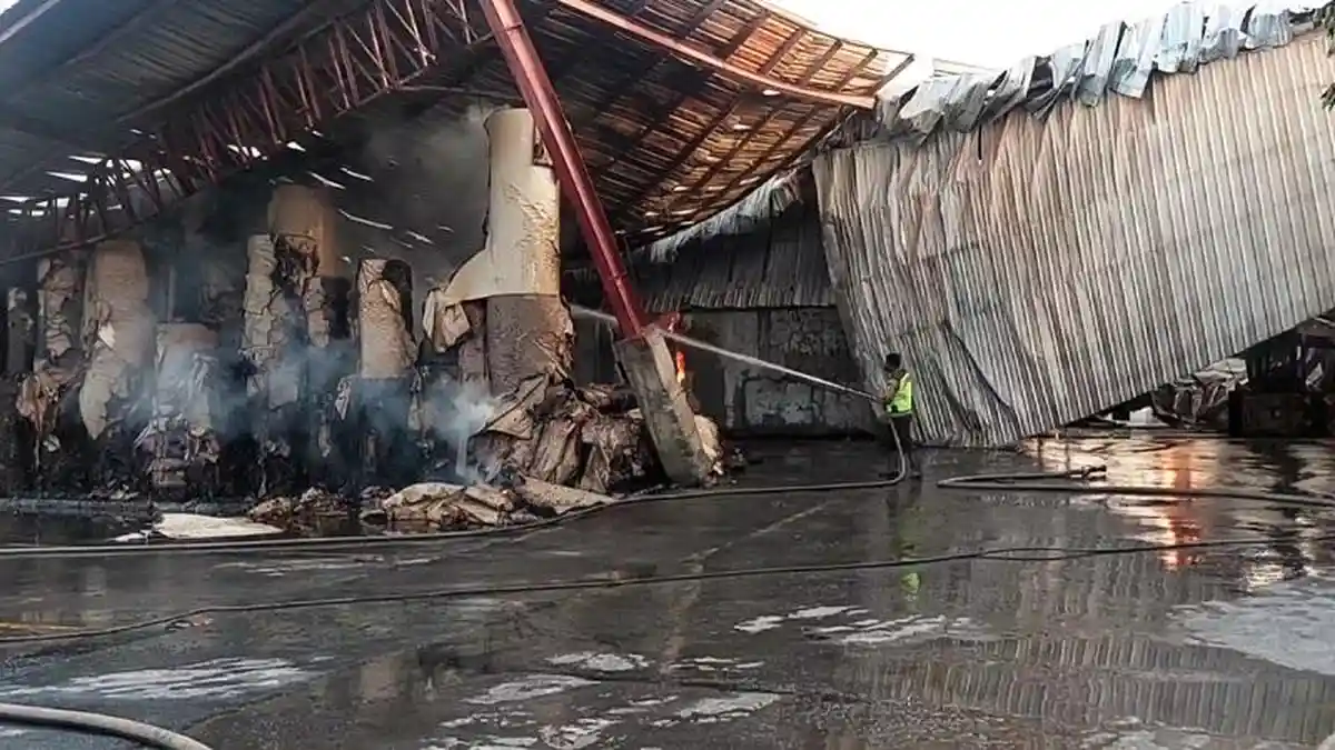 UPDATE: Api Masih Menyala, Kebakaran Pabrik Kertas di Kudus Bakar Seluruh Bangunan Gudang