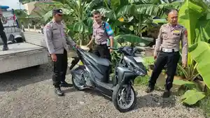 Polisi-olah-TKP-kecelakaan-di-jalan-raya-Mojokerto-Jombang.jpg