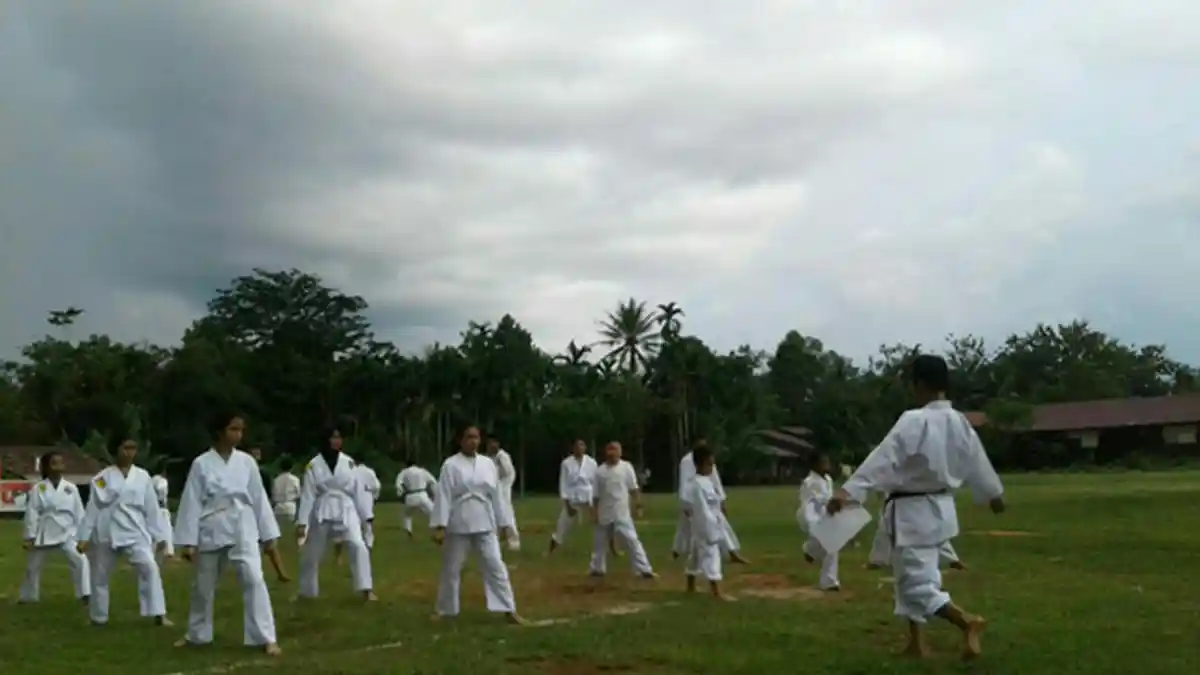 Peduli dan Cari Bakat, Anggota Bhabinkamtibmas Latih Pemuda Karate