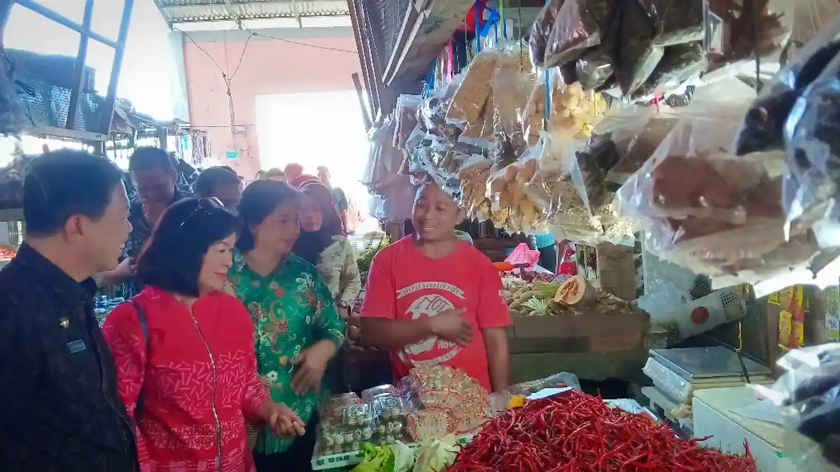Tim BSML Region III Nilai Pasar Masuka dan Junjung Buih Sintang Layak Jadi Pasar Tertib Ukur