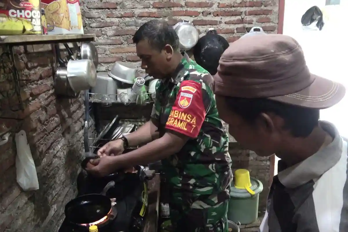 Bukan Tentara Masuk Desa, TNI di Pekalongan Juga Masuk Dapur, Masak untuk Warga Tak Mampu