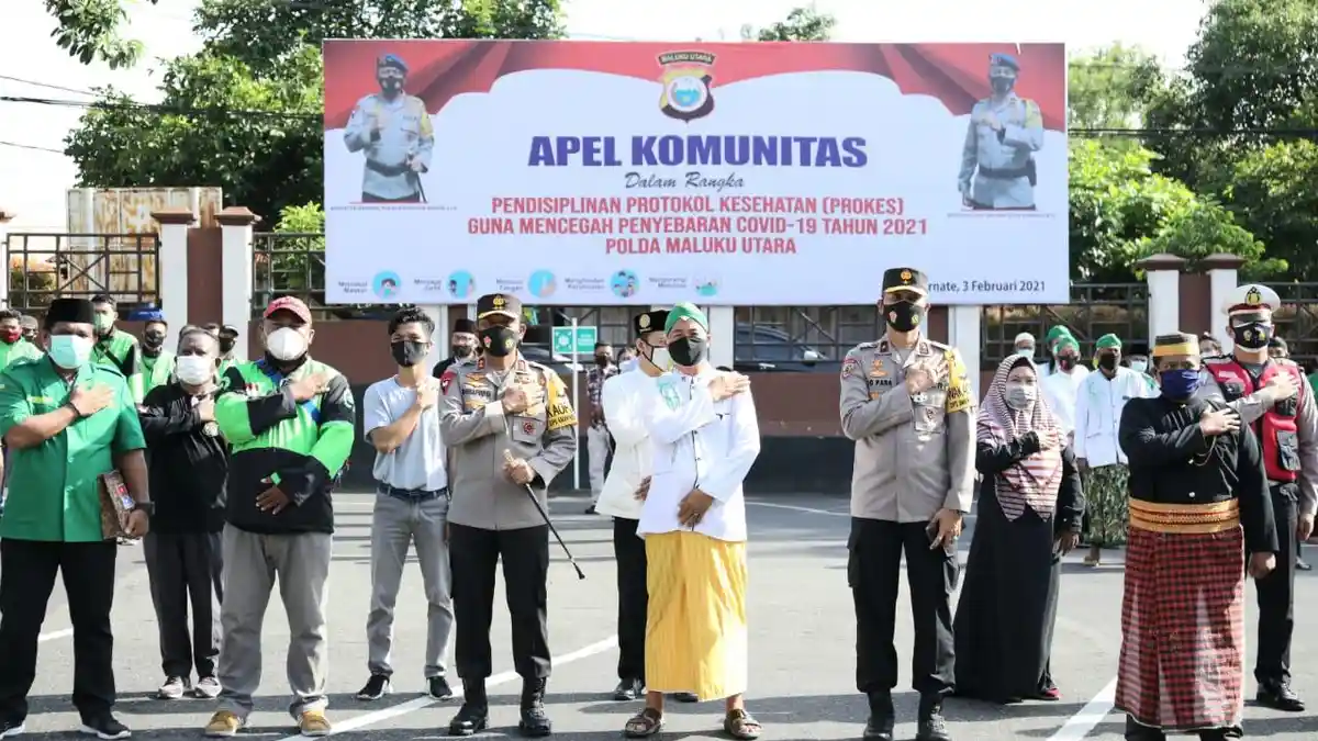 Polda Maluku Utara Bagikan 10 Ribu Masker ke Komunitas dalam Apel Pendisiplinan Protokol Kesehatan