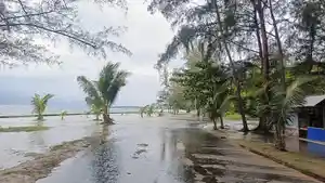 20251113-Pantai-Wisata-Tanjungpendam-Belitung-dilanda-banjir-rob.jpg