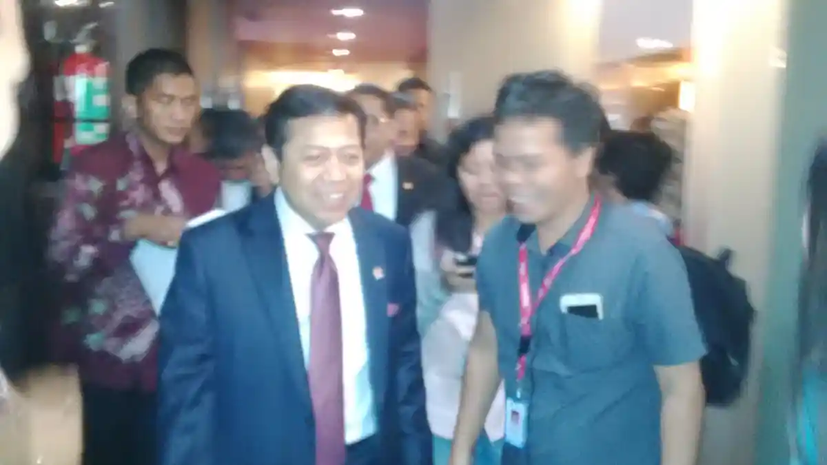 Setya Novanto Tersenyum Bersama Pimpinan DPR Usai Rapat Tertutup