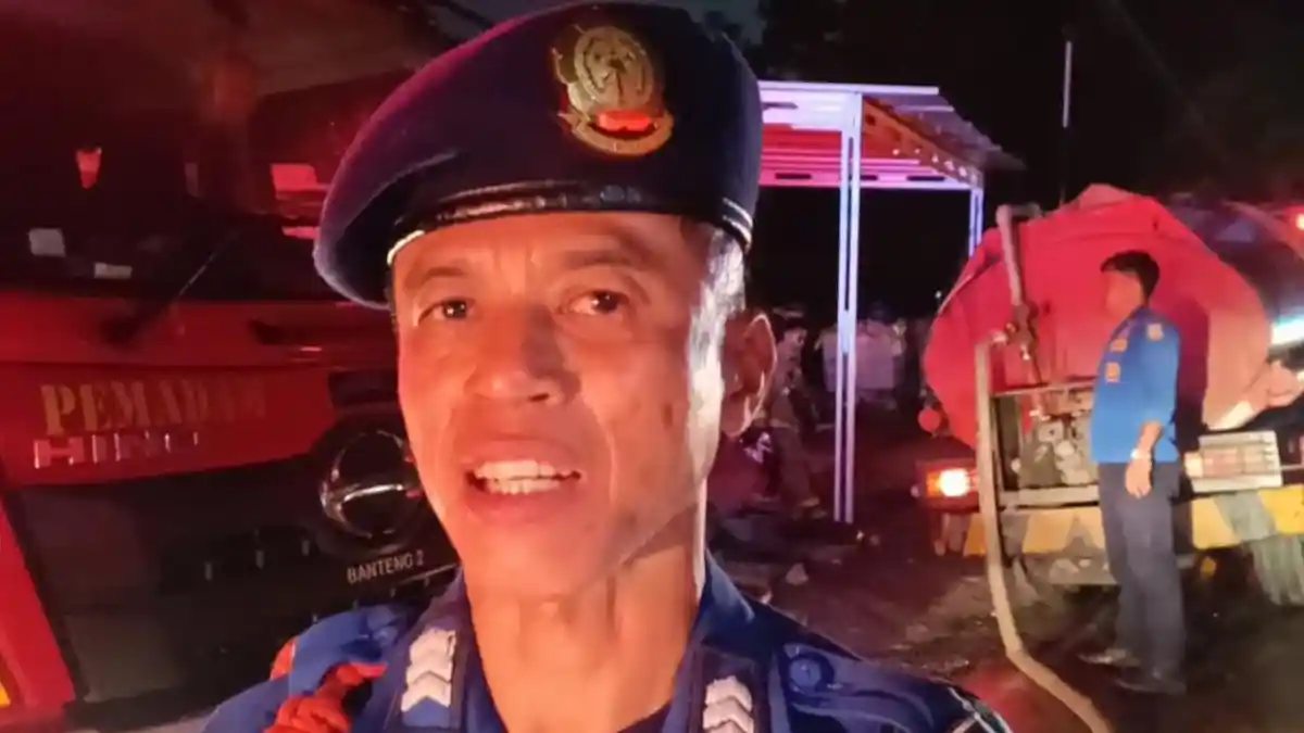8 Damkar Tangani Kebakaran Gudang Diduga Tempat Penimbunan BBM di Bandar Lampung