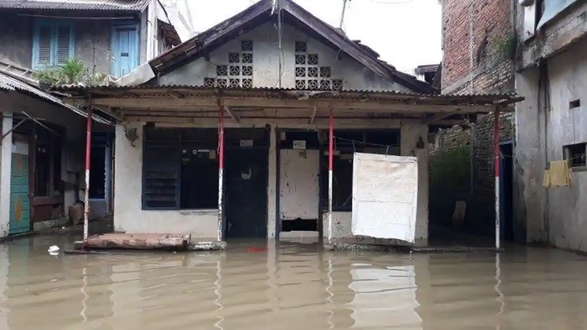Sore Ini, Warga Bidara Cina Jaktim Masih Terendam Banjir Setinggi 80 Centimeter 