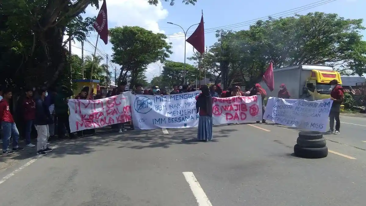 VIDEO: Aksi Mahasiswi IMM Palopo Orasi Tolak Kenaikan BBM