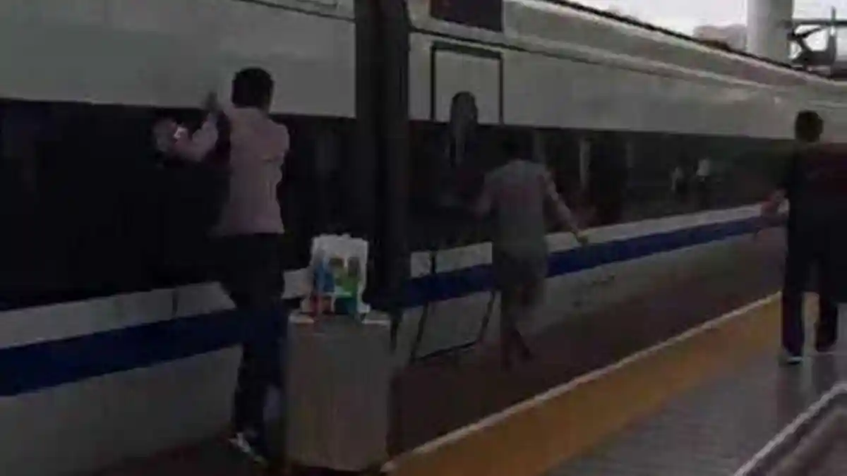 Ngeri, Jarinya Terjepit Pintu, Tubuh Pria ini Terekam Kamera Nyaris Terbawa Kereta Api