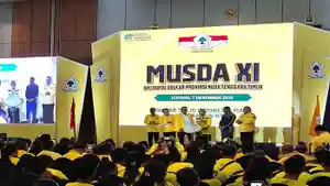 MUSDA-GOLKAR-Sekretaris-Jenderal-Partai-Golkar-M-Sarmuji-didampingi-Melki-Laka-Lena.jpg