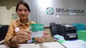 pegawai-saat-menunjukkan-kartu-indonesia-sehat-kis-di-kantor-bpjs-kesehatan.jpg