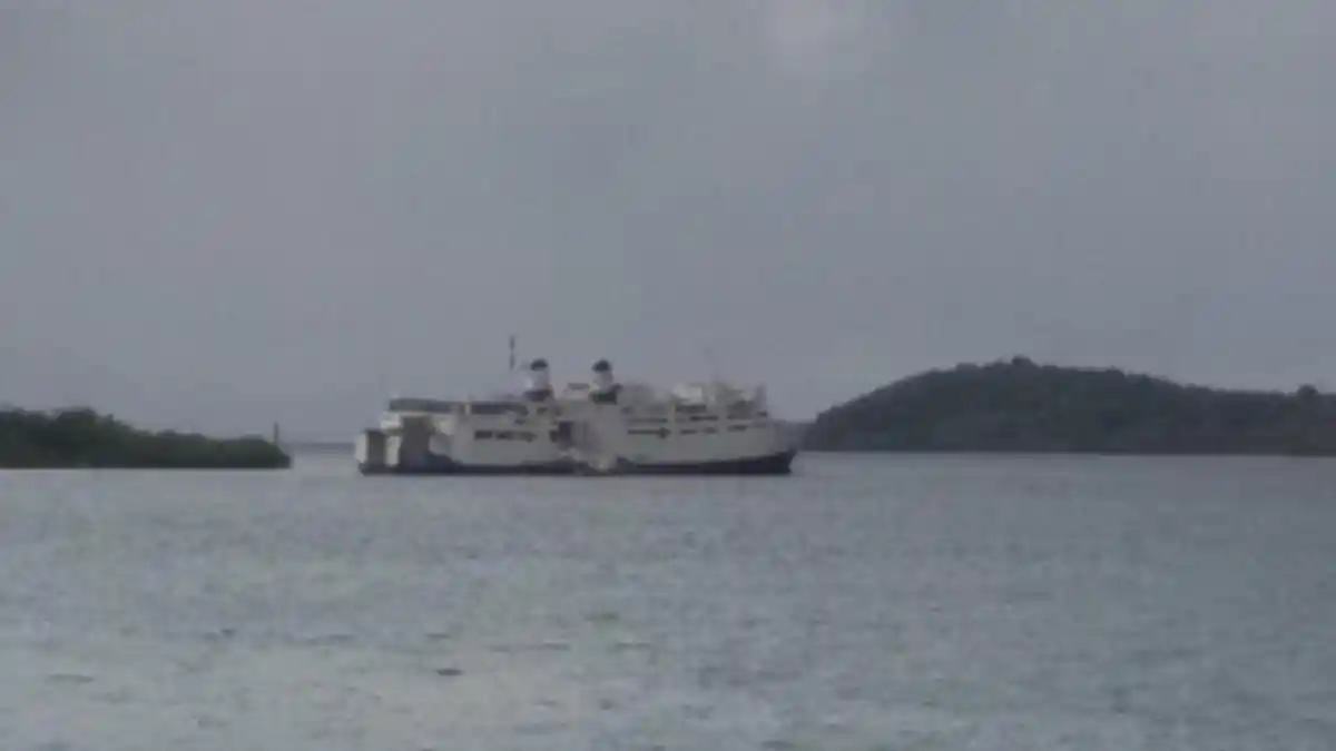 Akibat  Cuaca Ekstrem di Bakauheni, KMP Mutiara Persada Kandas