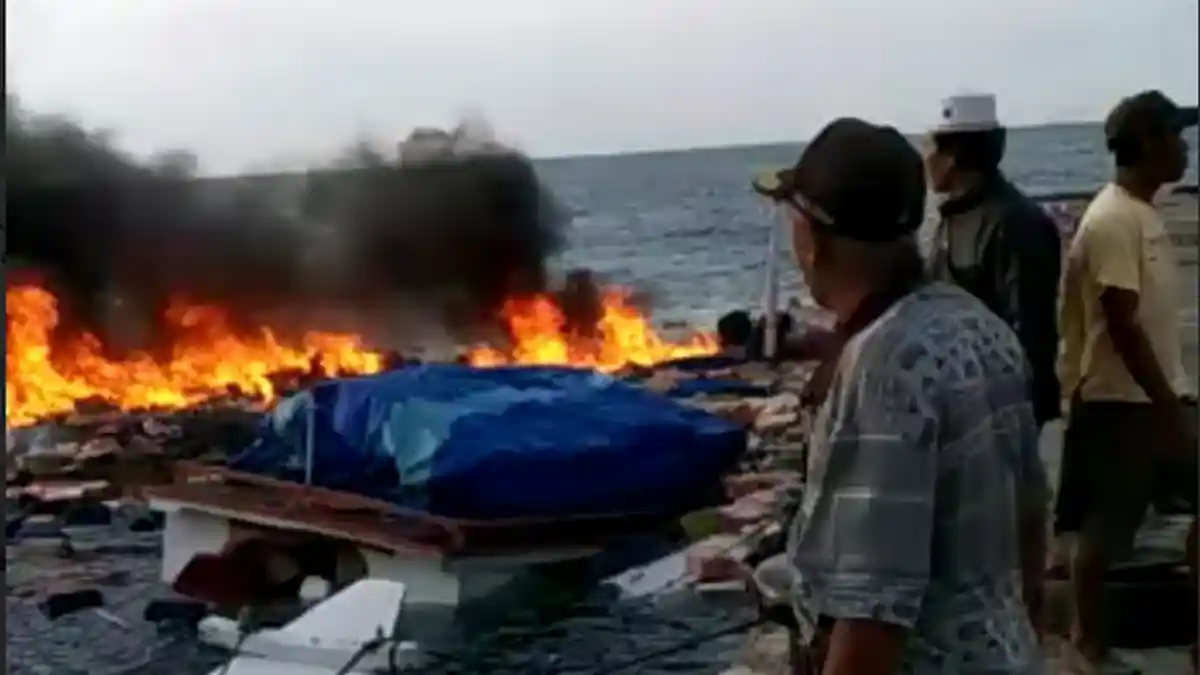 BREAKING NEWS: Kapal Muatan BBM di Sumenep Terbakar, 2 Orang Dikabarkan Jalani Perawatan