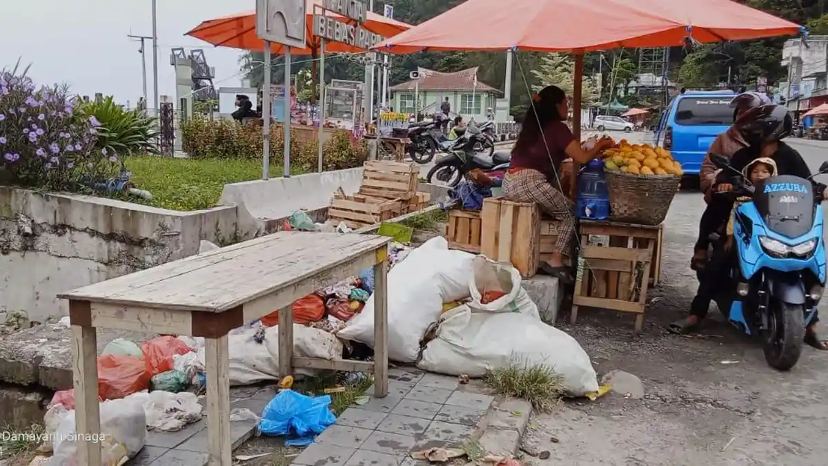 Banyak Sampah Berserakan, Camat Parapat : Petugas Kebersihan Akan Ditenderkan Bulan Depan