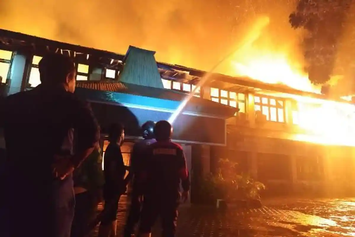 Lokasi Kebakaran Jadi Tontonan Warga, Arus Lalu Lintas Macet