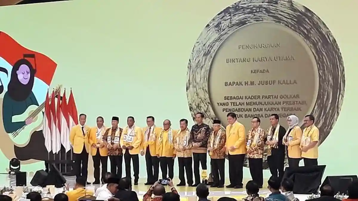 Airlangga Berikan Penghargaan Karya Utama Kepada Jusuf Kalla Dalam Acara HUT Golkar