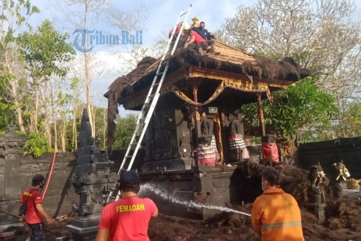 Atap Pelinggih Gedong Pura Dalem Desa Adat Tumbu Karangasem Terbakar