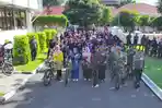 Kartini Berkebaya Gowes di Kediri, Tebar Ikan dan Bersih Sungai di Hari Bumi 