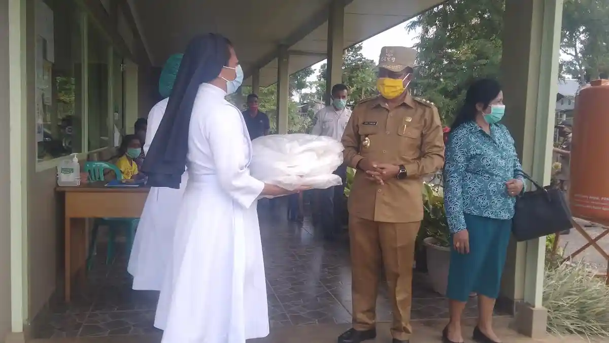 Bupati Tahun Serahkan Bantuan APD dan Makanan Tambahan Kepada Rumah Sakit Suster Muder Ignacia