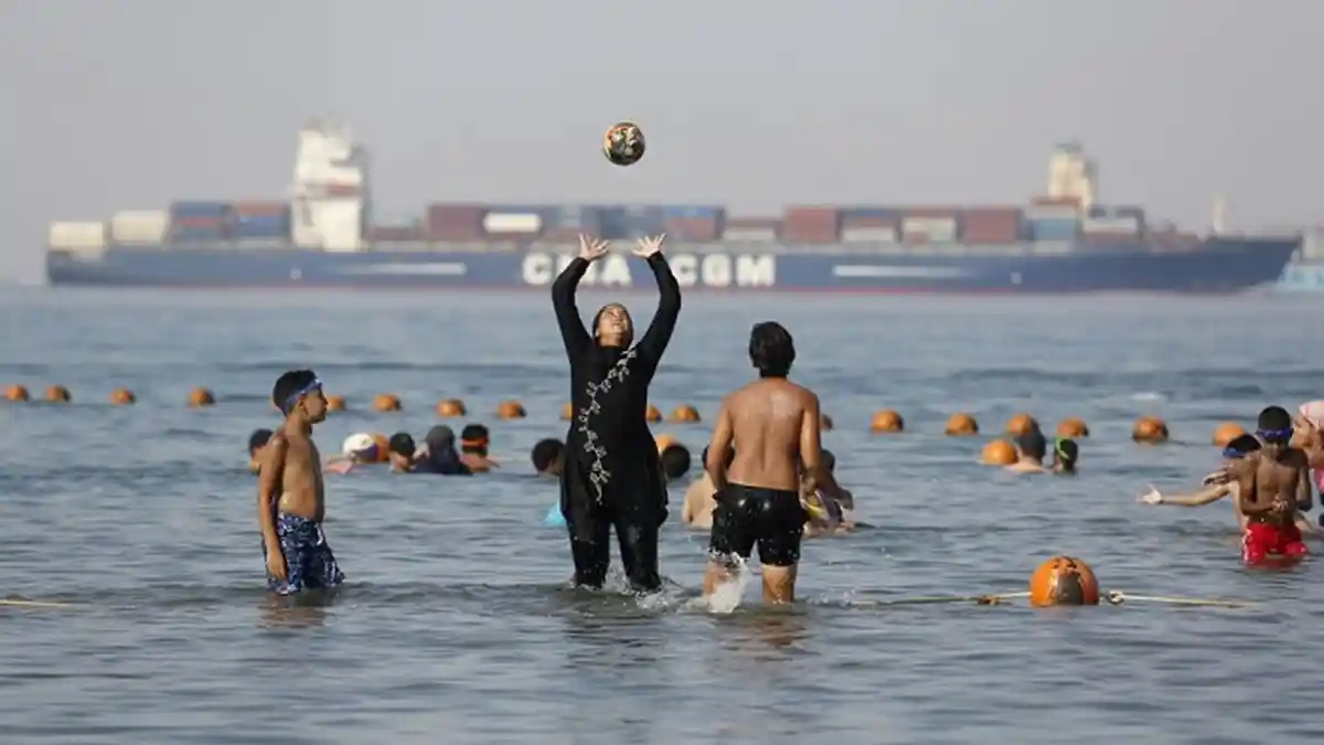 Pakai Burkini ke Pantai Mediterania, Wanita Mesir Dicaci-maki oleh Pengunjung Lain