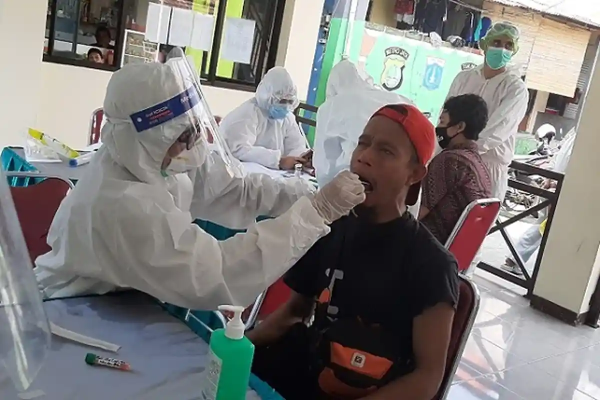 Tak Lagi Masuk Zona Merah, Puluhan Warga di Kelurahan Tegal Parang Jakarta Selatan Jalani Tes Swab
