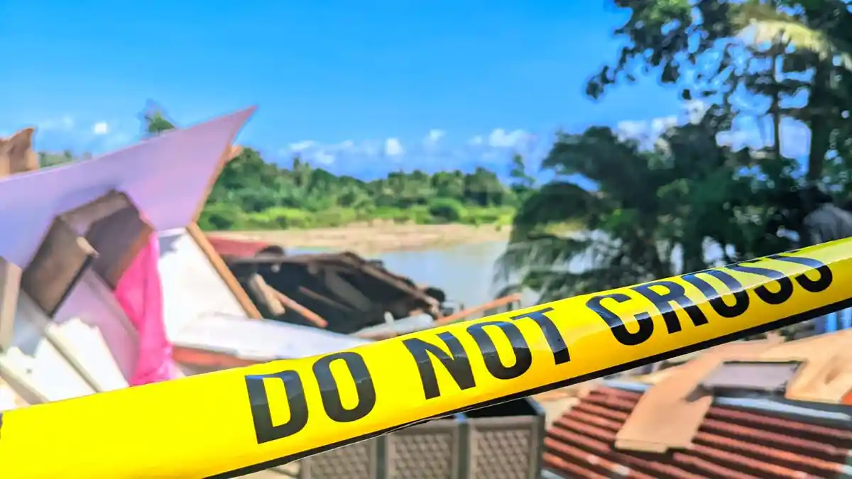 FOTO-FOTO Rumah Tertimpa Longsor di Kelurahan Botu Gorontalo, Satu Penghuni Tewas - Garis-Polisi.jpg