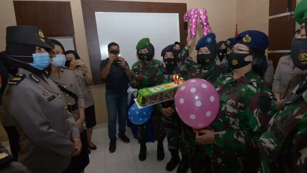 HUT Polwan, Prajurit Wanita TNI Datangi Polres Tanjungpinang, Buat Iptu Raisa Terharu
